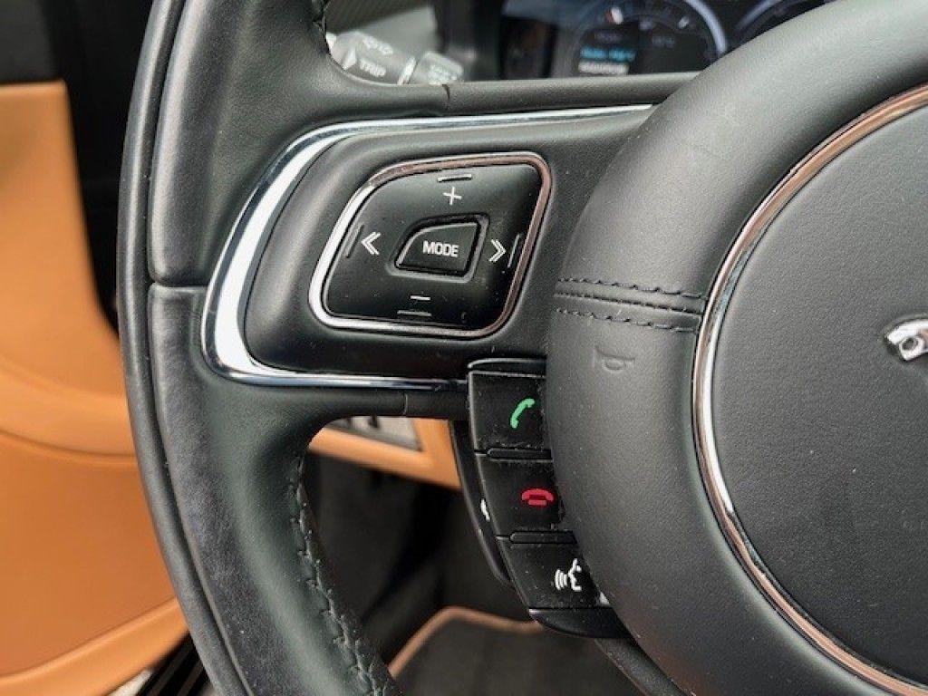 Jaguar XJ 3.0 V6 Diesel 275 ch – Design Edition Sport – Pano – 20" – Cuir – Caméra