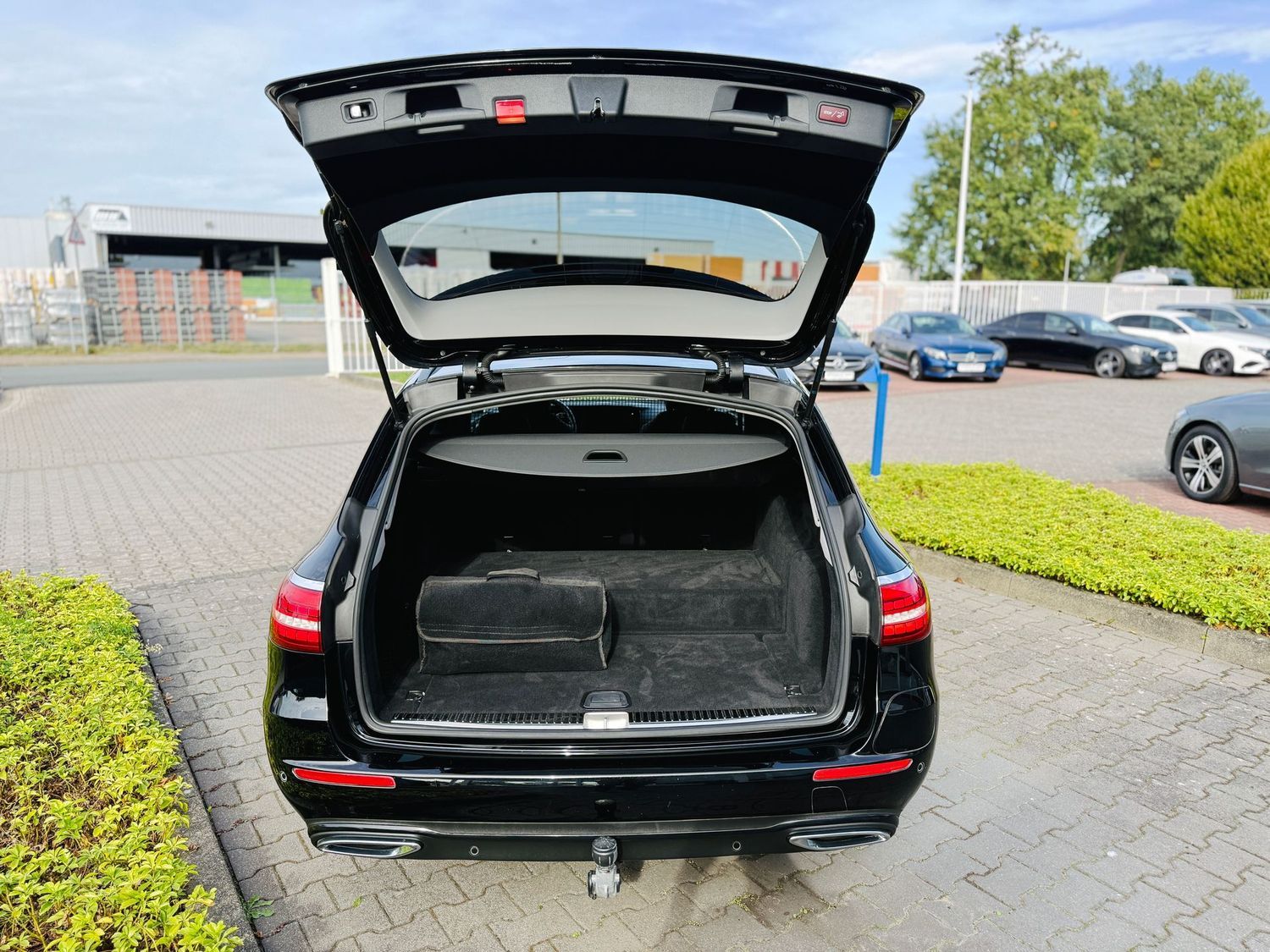 Fahrzeugabbildung Mercedes-Benz E 300 T de AVANTGARDE-NIGHT, Distronic, RFK, AHK