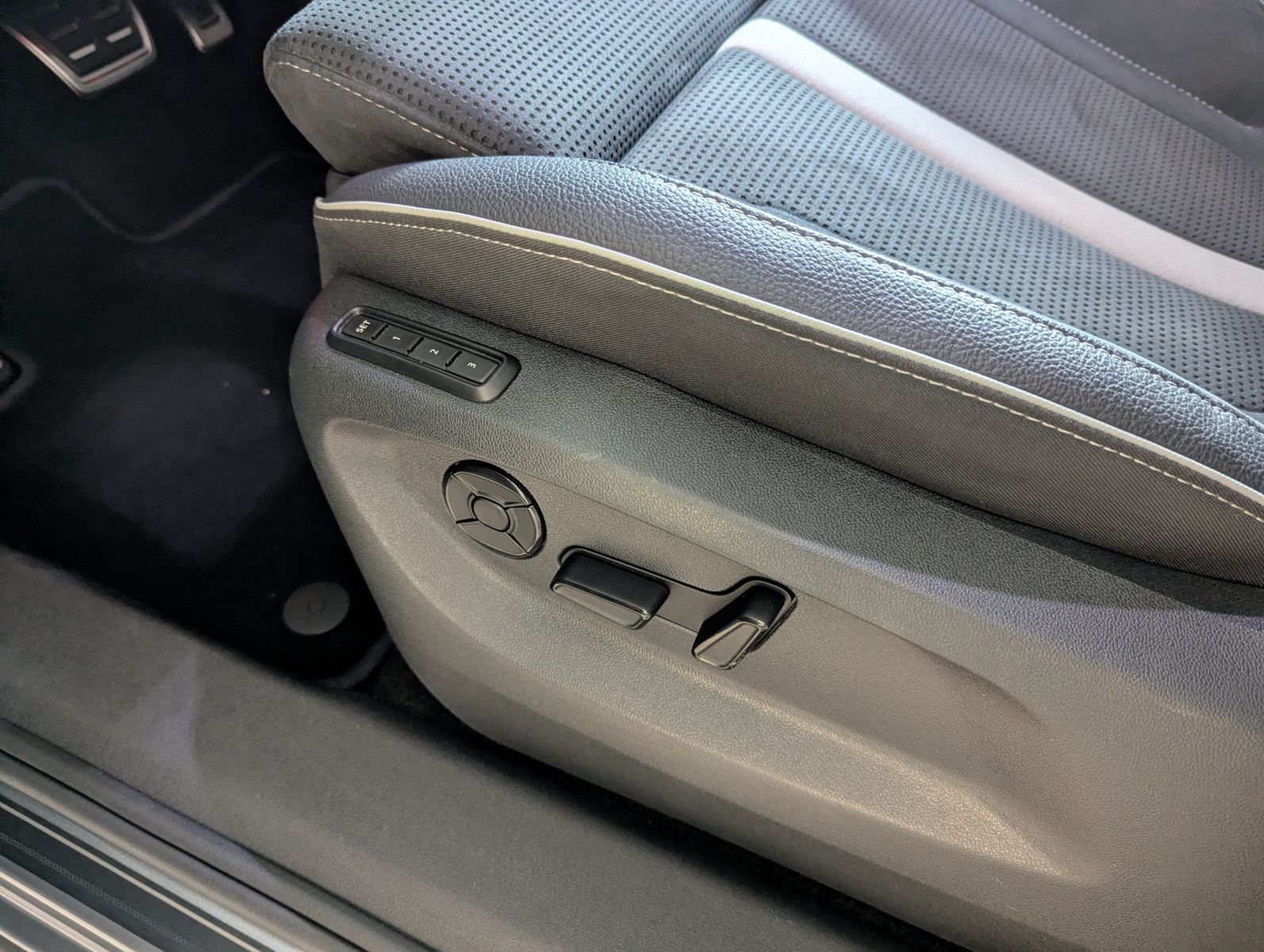 Fahrzeugabbildung SKODA Kodiaq 2.0 TDI Sportline 7-Sitze ACC Memory 20"