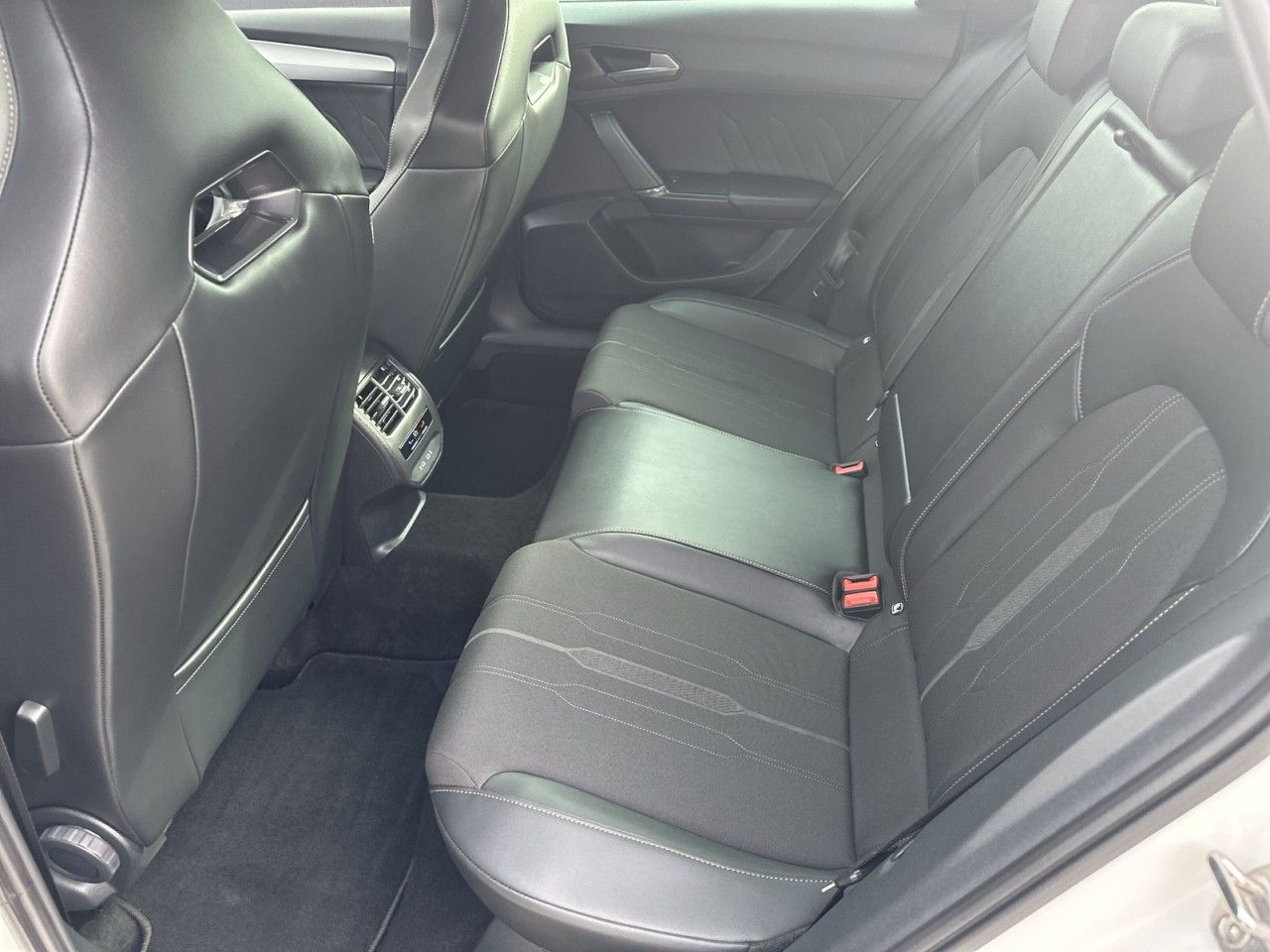 Fahrzeugabbildung CUPRA Leon Sportstourer VZ 2.0 TSI 4Drive - mit KI generiert/bearbeitet