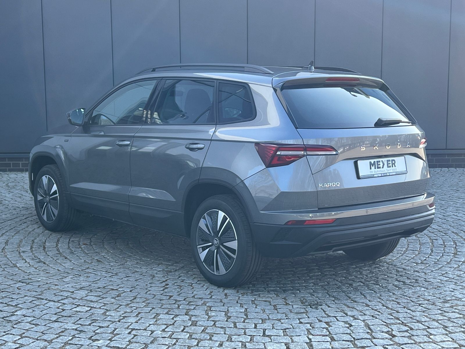 Fahrzeugabbildung SKODA Karoq Tour 1.5 TSI DSG *AHK, 17" LM-Felge, Navi,