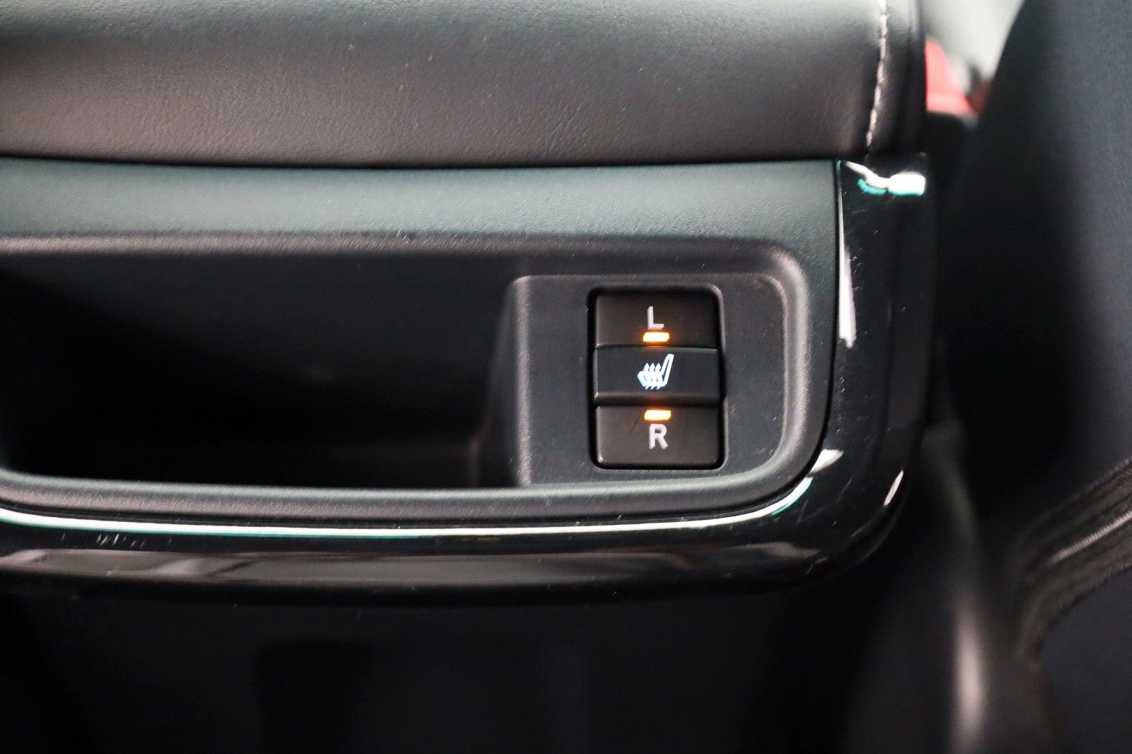 Fahrzeugabbildung Toyota Hilux 2.8 D-4D Invincible Sport,Leder,ACC,AHK+WR