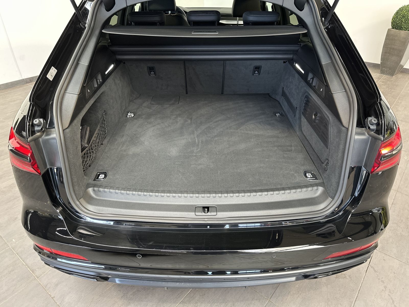 Fahrzeugabbildung Audi A6 Avant 55 TFSI e Qu S-Line Black NAV+MATRIX+VC