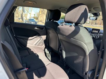 Fahrzeugabbildung Mercedes-Benz B 180 CDI SportsTourer*Tempomat*Navi*Bi-Xenon*