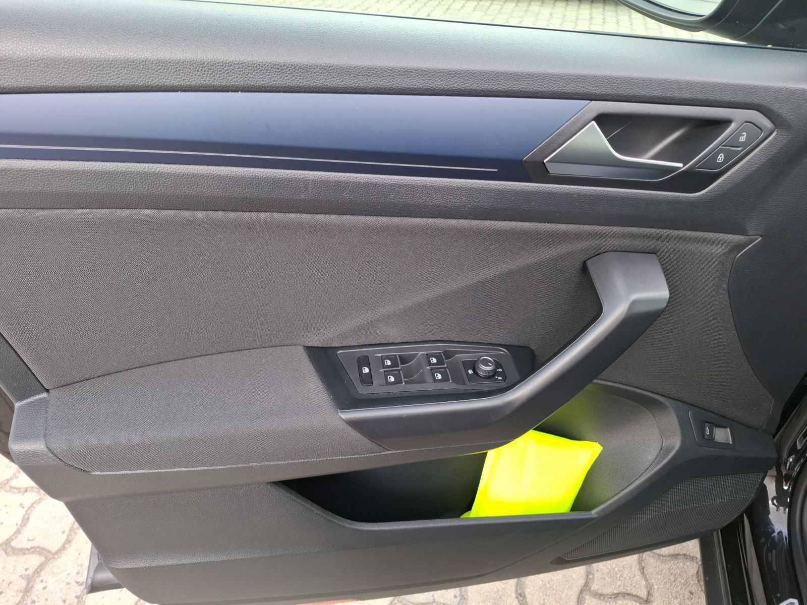 Fahrzeugabbildung Volkswagen T-Roc TSI United Navi ACC PDC SH LM