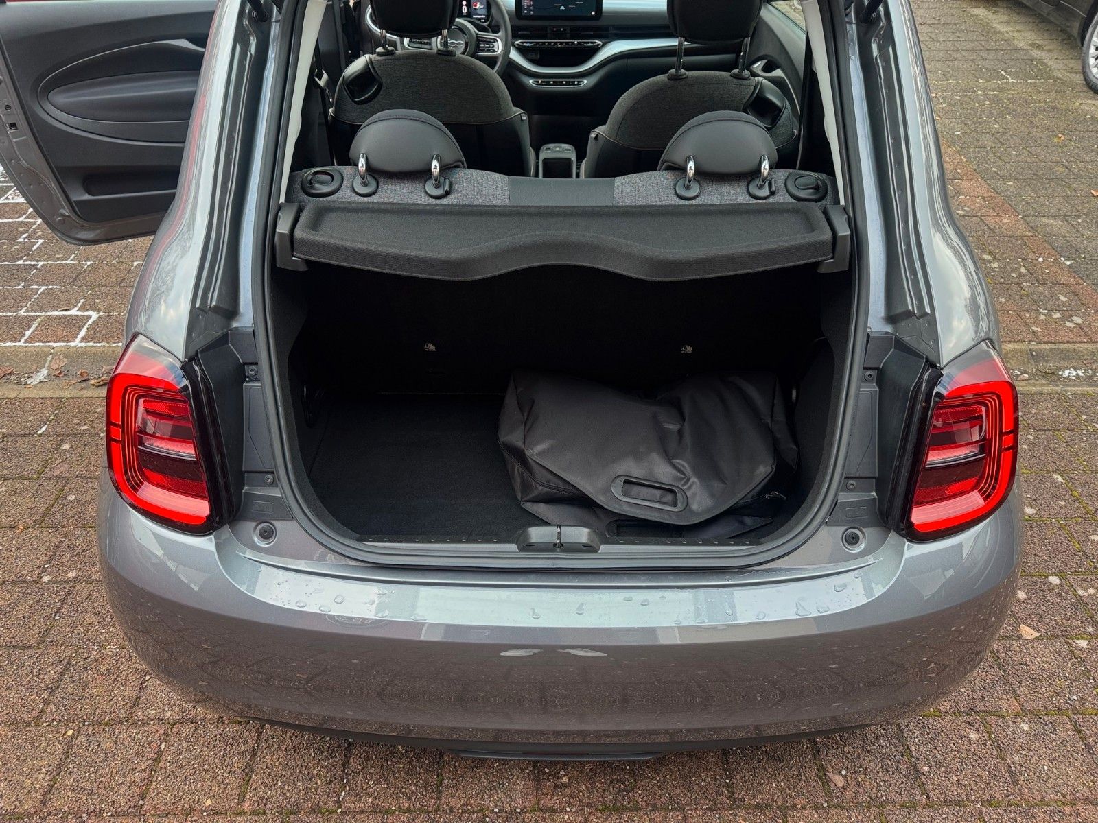 Fahrzeugabbildung Fiat 500e ICON NAVI KAMERA SITZHEIZUNG CARPLAY GLASDA