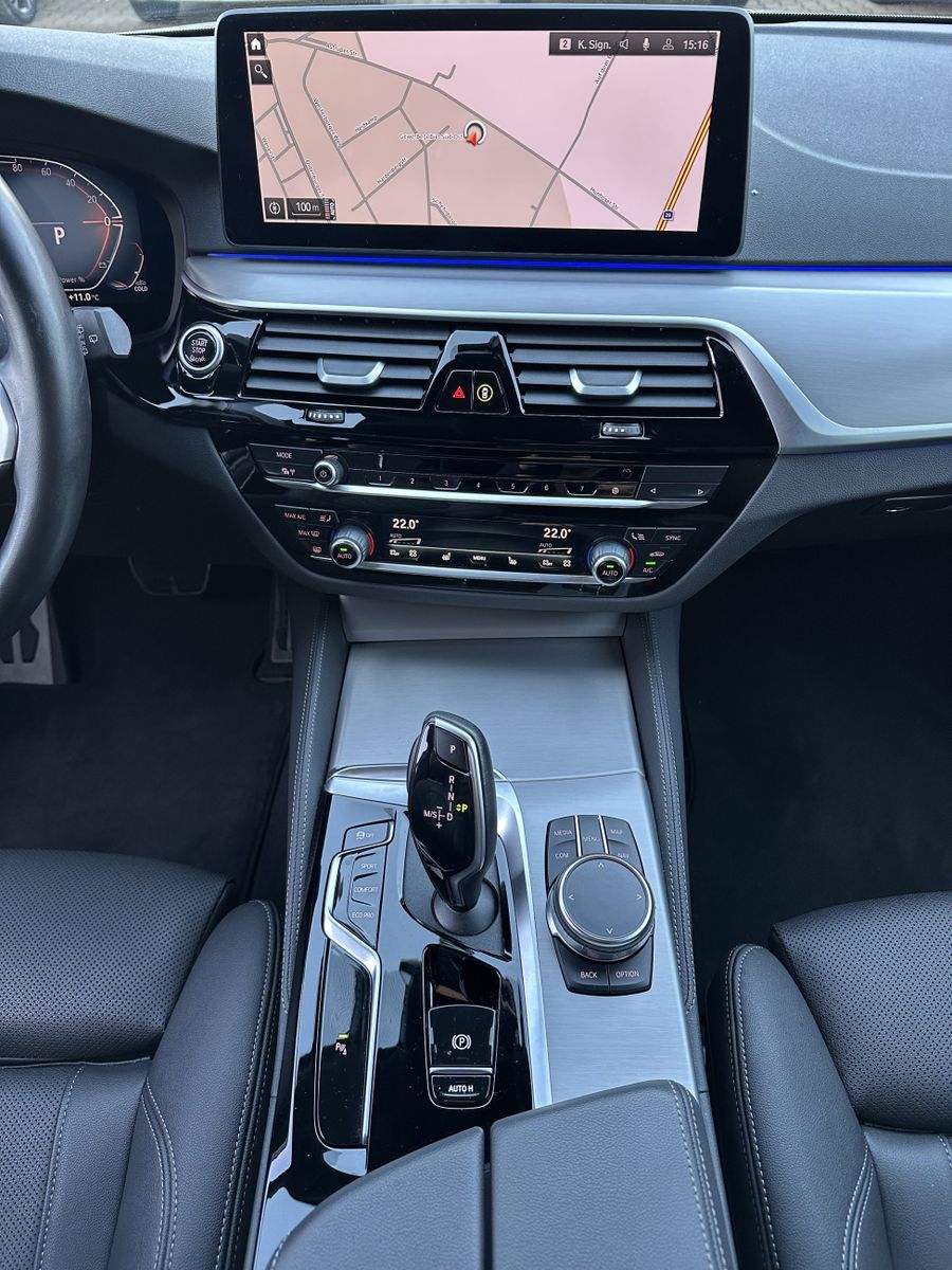 Fahrzeugabbildung BMW 520d Touring xDrive M-Sport NAV+LED+AHK+HEAD-UP