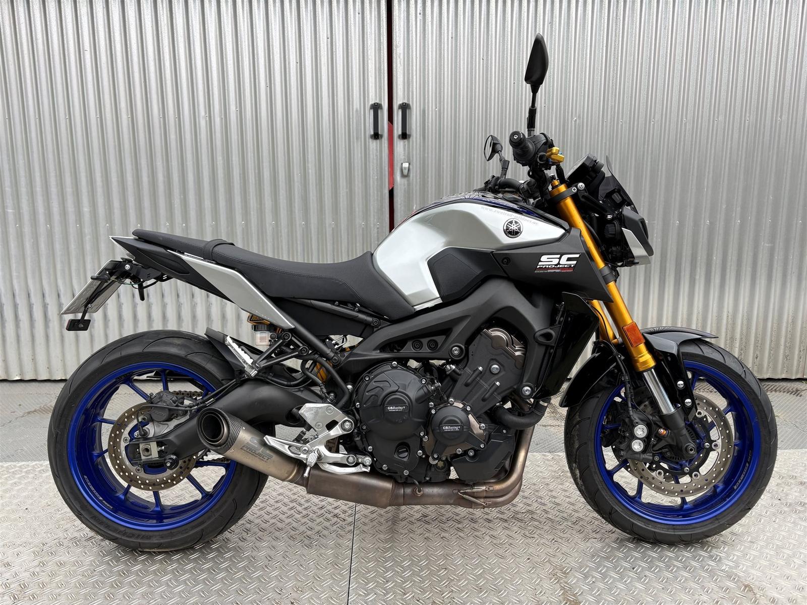 Yamaha MT-09 SP tiefergelegt, viel Zubehör