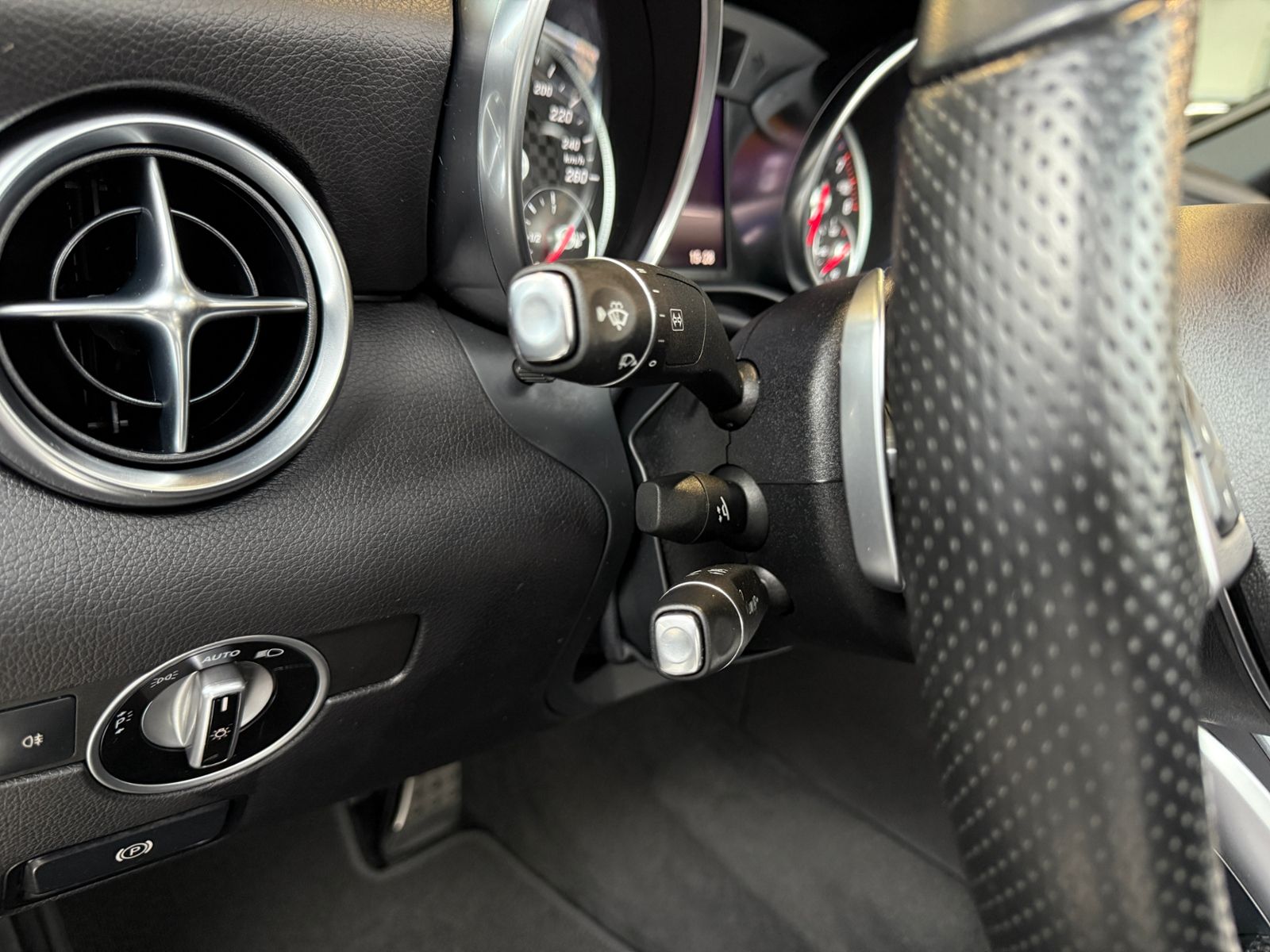 Fahrzeugabbildung Mercedes-Benz SLC 300 AMG Line H/K MEMORY LED ALU