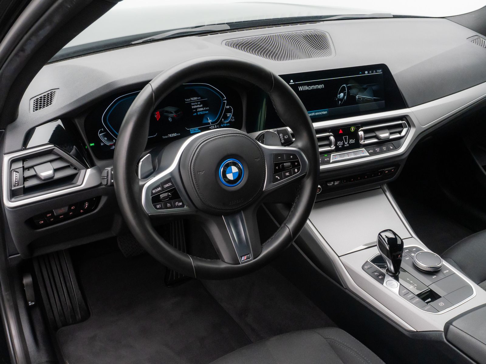 Fahrzeugabbildung BMW 320e Kamera HiFi DAB Alarm AHK Geschwindigkeitsr