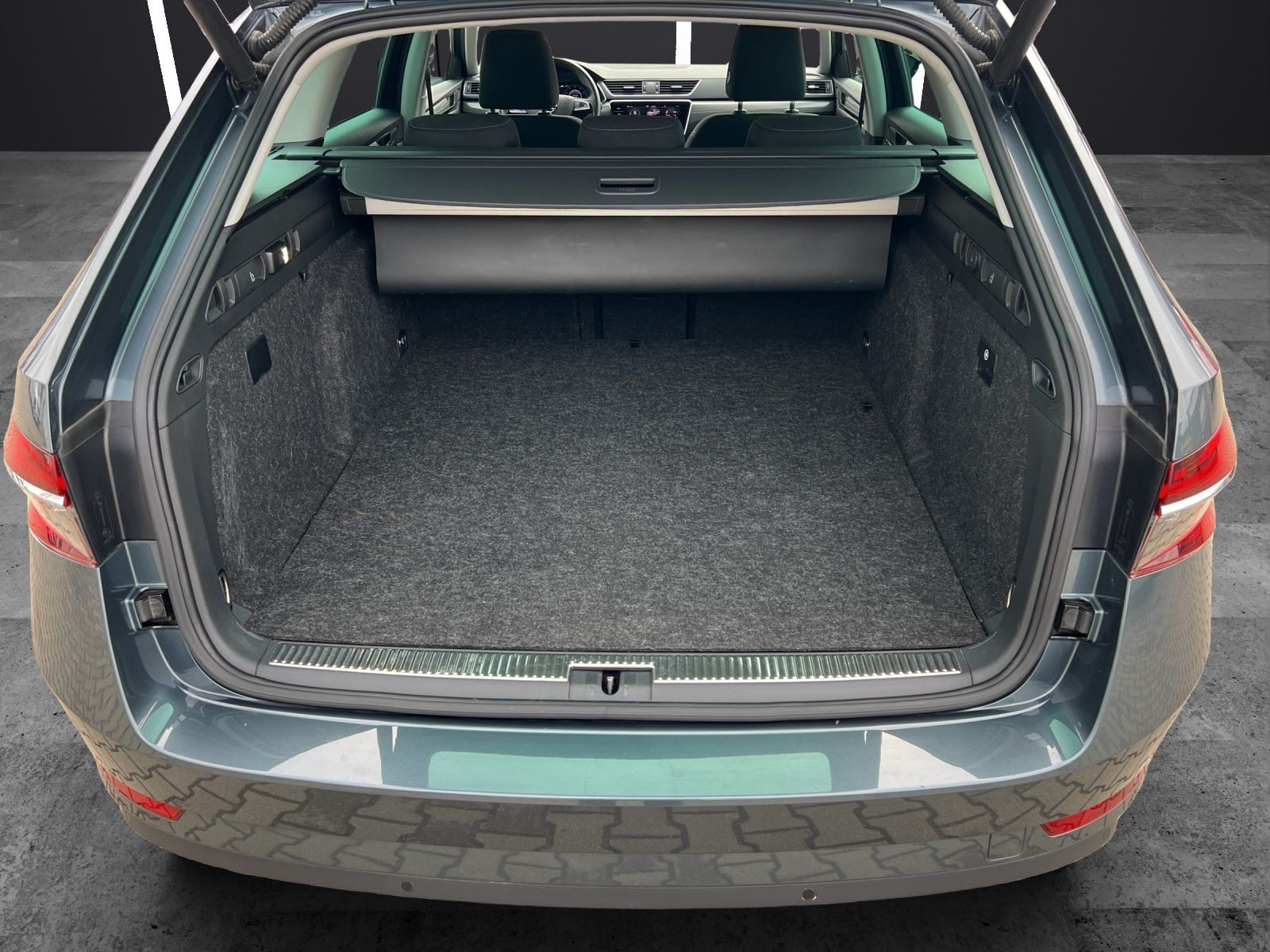 Fahrzeugabbildung SKODA Superb Combi Style iV Matrix Navi ACC DCC RFK