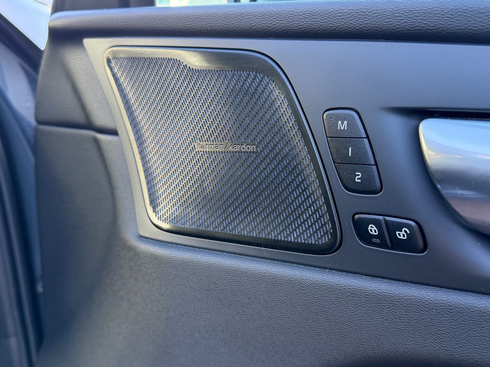 Fahrzeugabbildung Volvo XC60 B5 D Ultimate Dark AWD*STHZG*PANO*360°*ACC