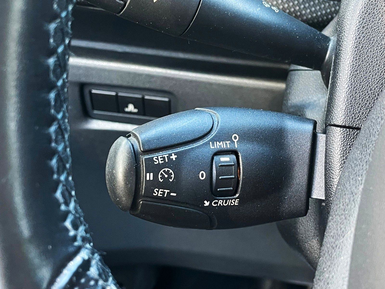 Fahrzeugabbildung Citroën DS3 SportChic 155 THP KIMAAUTOMATIK GANZJ REIFEN