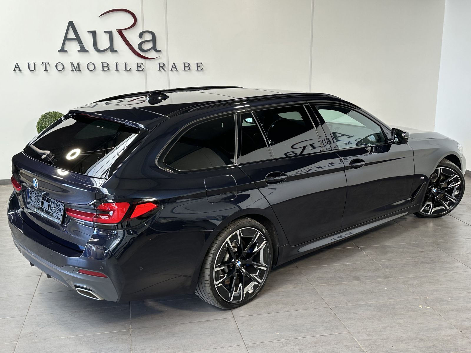 Fahrzeugabbildung BMW 520d Touring M-Sport NAV+LASER+AHK+PANO+HUD+20ZO