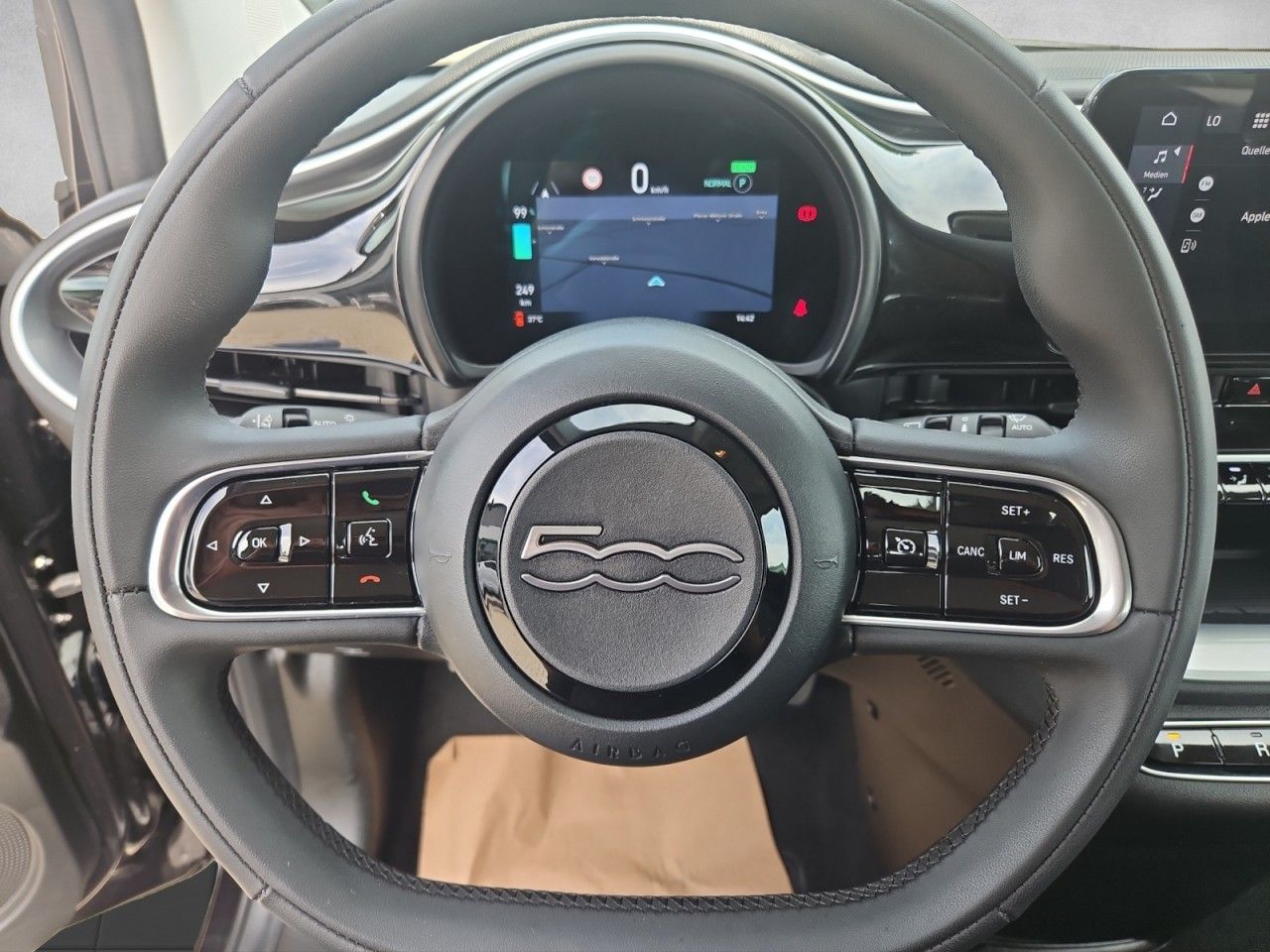 Fahrzeugabbildung Fiat 500 e Icon Navi PDC hinten Batterieprotokoll