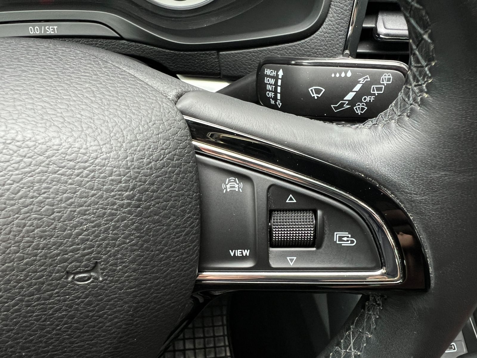 Fahrzeugabbildung SKODA Karoq Style 1.5 TSI DSG *AHK, LED, SmartLink, Ka