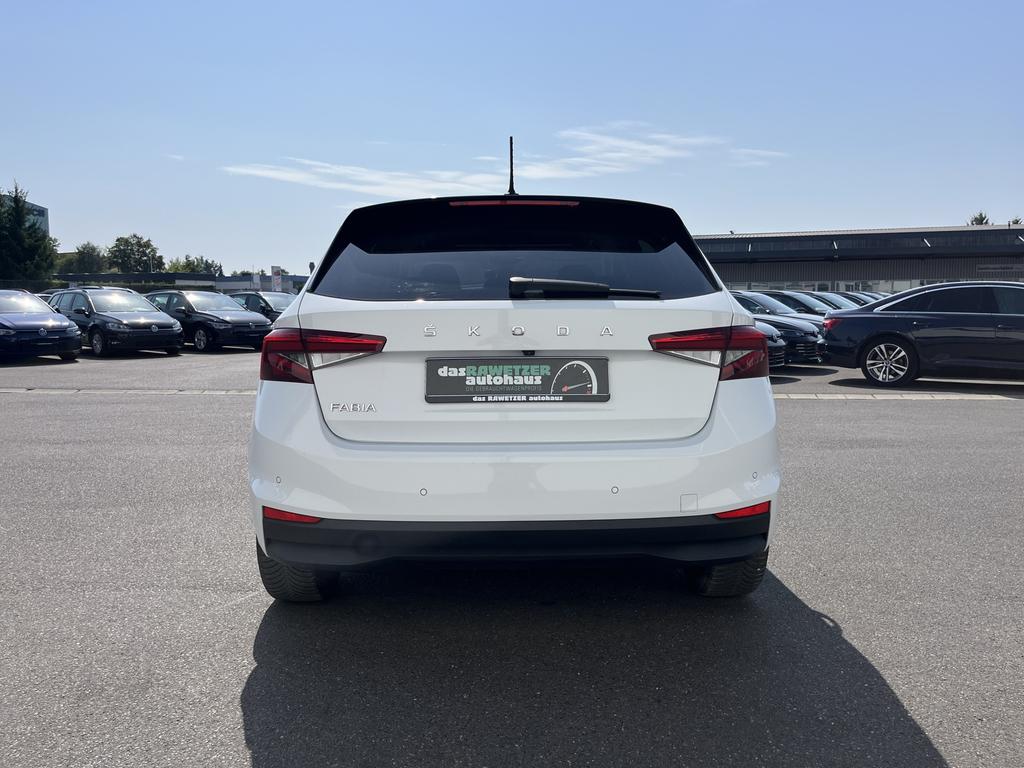 Skoda Fabia 2022 г. Белый, пробег 26995 км