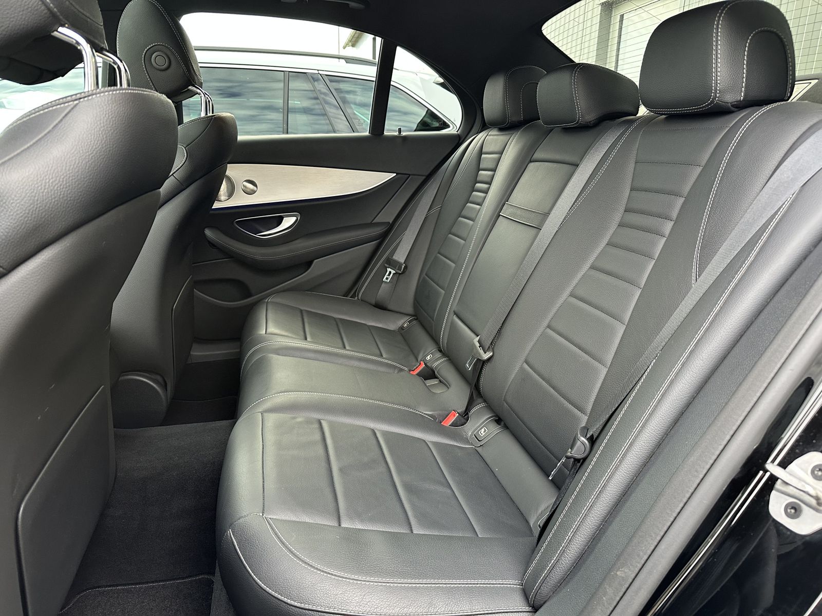 Fahrzeugabbildung Mercedes-Benz E 300d 4M Avantgarde NAV+LED+AHK+BURMESTER+PANO