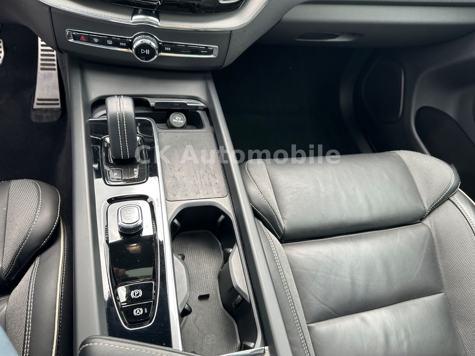 Fahrzeugabbildung Volvo XC60 B4 R Design 2WD/Navi/Pano/Kamera/LED