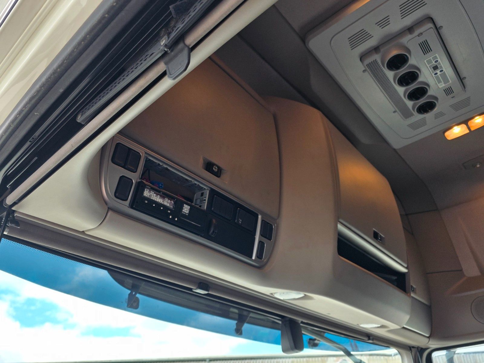 Fahrzeugabbildung DAF XF 530 8x2 Palfinger PK 34002 SH+JIB+Winde Funk