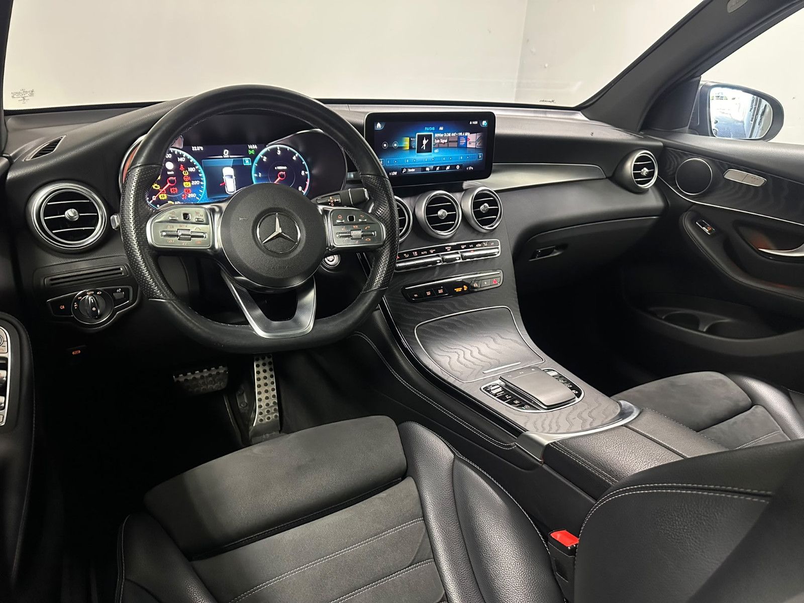 Fahrzeugabbildung Mercedes-Benz GLC 220 d 4MATIC AMG*PANO*360*HUD*AHK*DISTRO