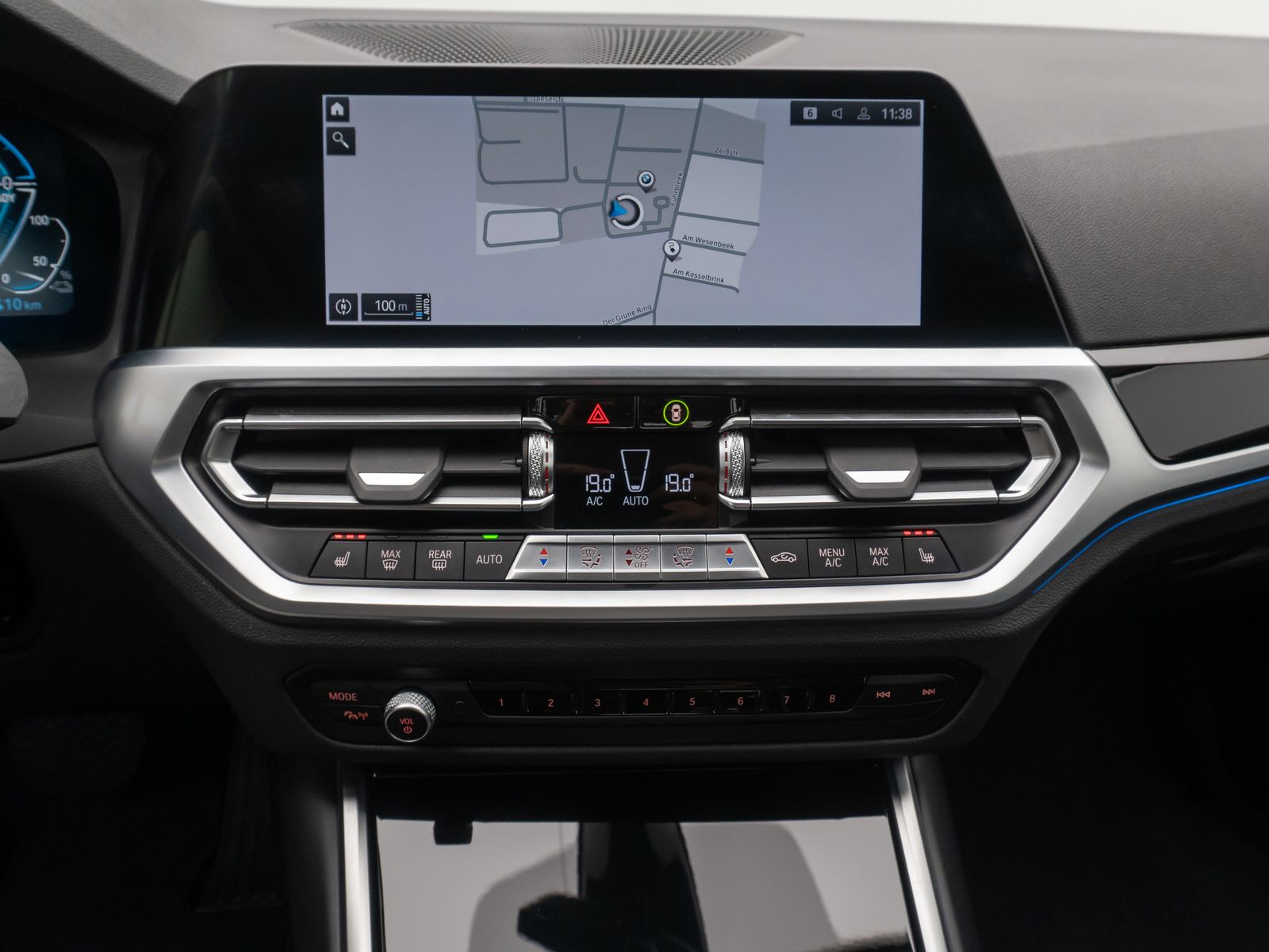 Fahrzeugabbildung BMW 320e Sport Line Alarm DAB PDC GeschwindigReg 18"