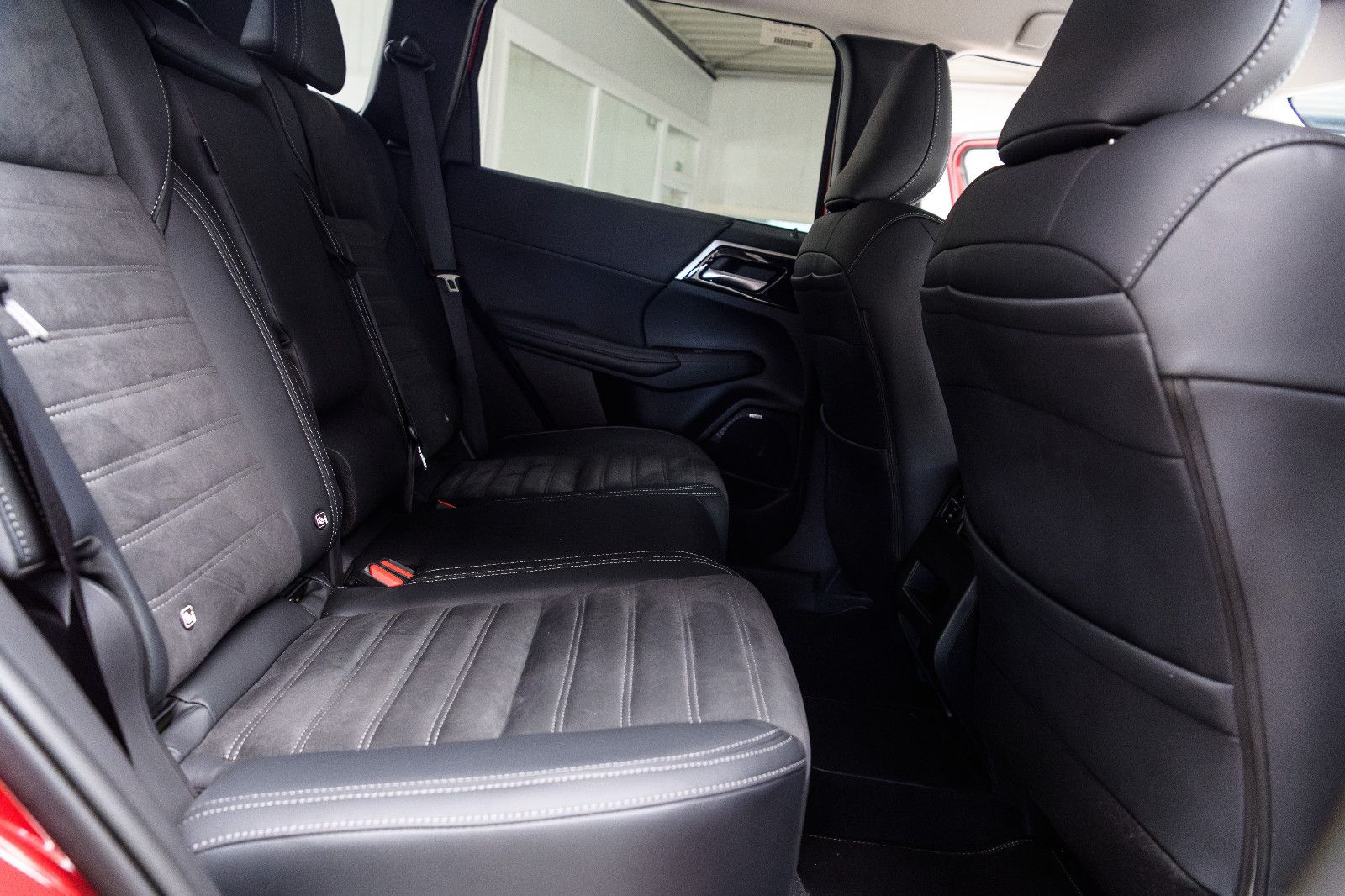 Fahrzeugabbildung Mitsubishi Outlander Intro Edition +4WD+ LED+AHK+Kam+20"