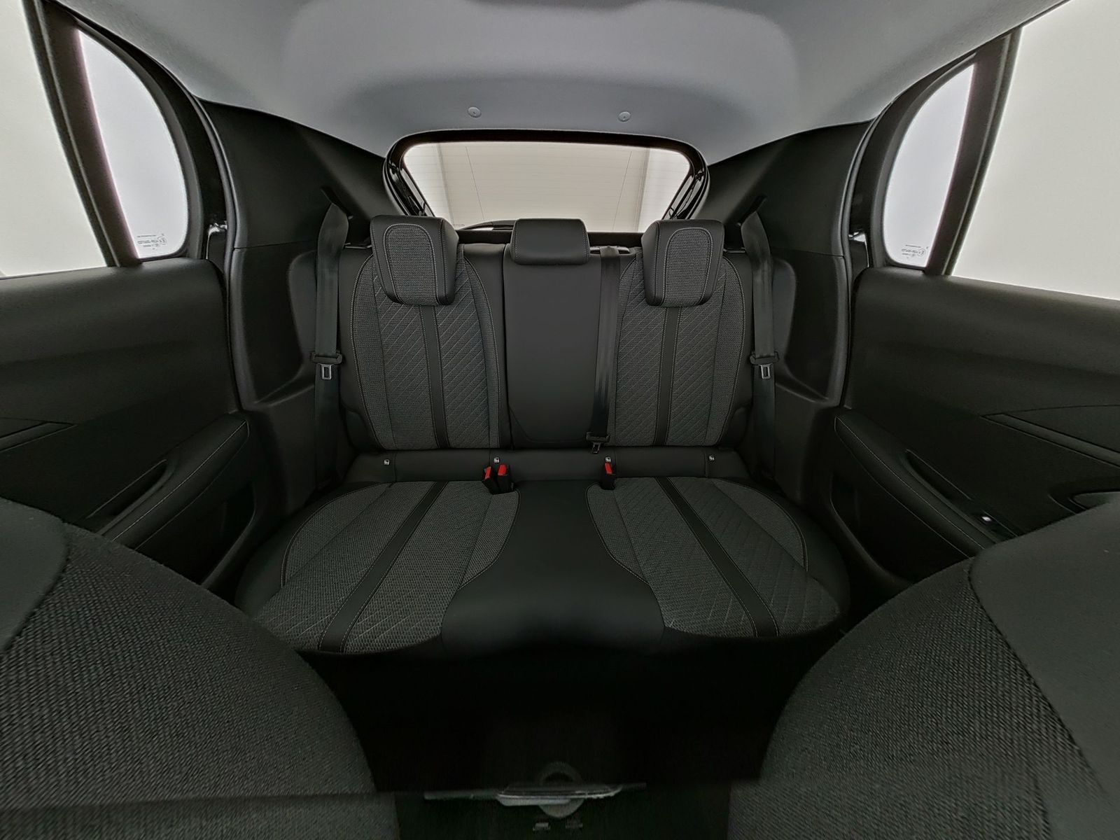 Peugeot e-208 - Bild 16