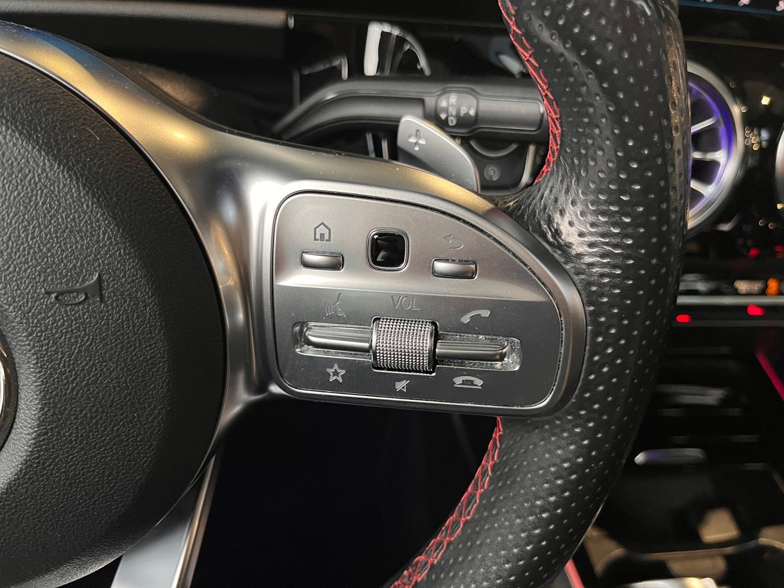 Fahrzeugabbildung Mercedes-Benz GLA 250 4Matic AMG Line PANO LED NAVI