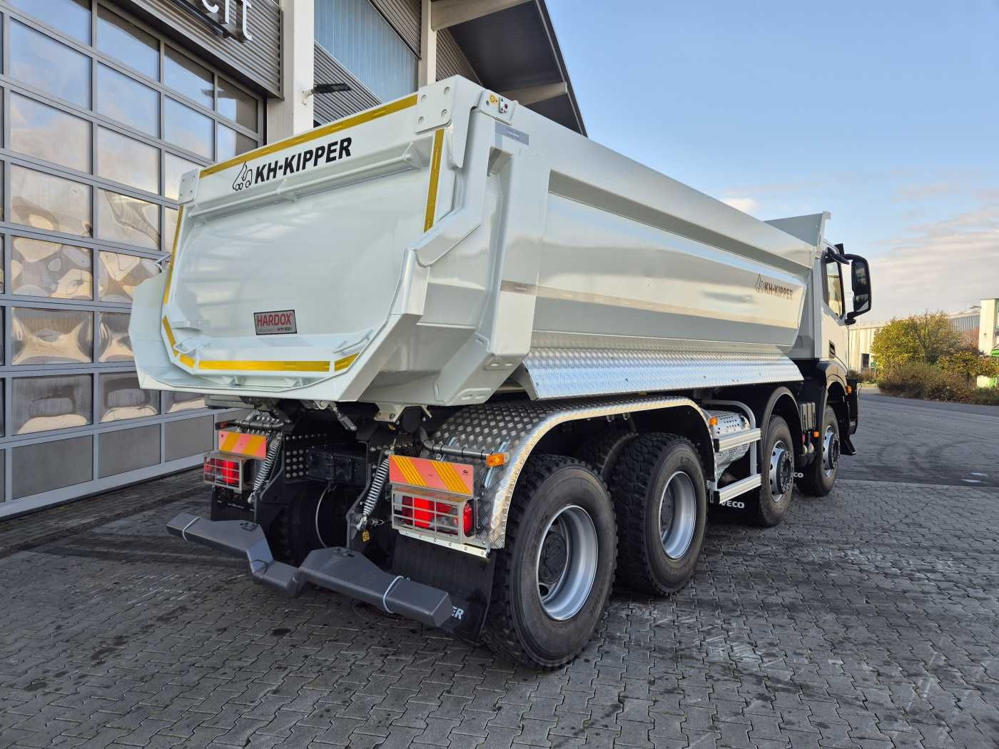 Fahrzeugabbildung Iveco AD360X46Z HR OFF 8x4 Hinterkipper HARDOX DAB+