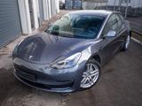 Tesla Model 3 Long Range 1. Hand - graue Tesla Model 3