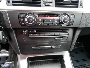 Fahrzeugabbildung BMW 320d XENON NAVI STANDHEIZUNG KOMFORTZUGANG
