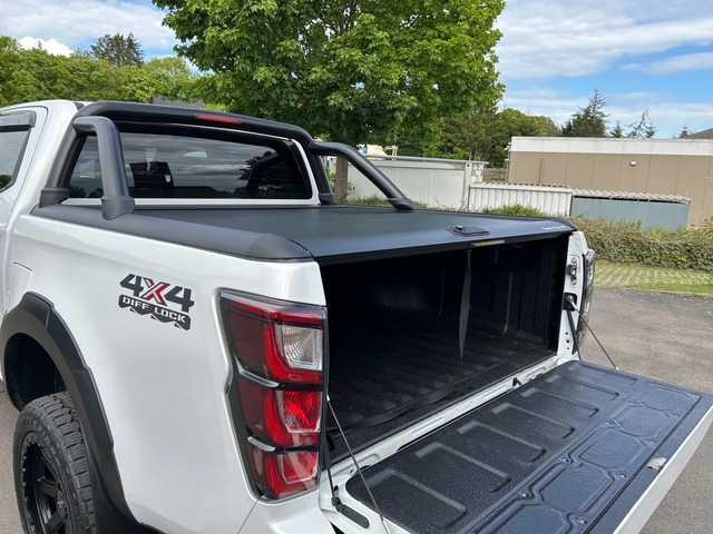 Isuzu Double Cab 4WD V-CROSS AT *EXTREM Höher AHK LB*