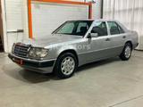 Mercedes-Benz 220E *Automatik,Schiebedach* - Mercedes-Benz 220 mit Benzin-Antrieb: Limousine