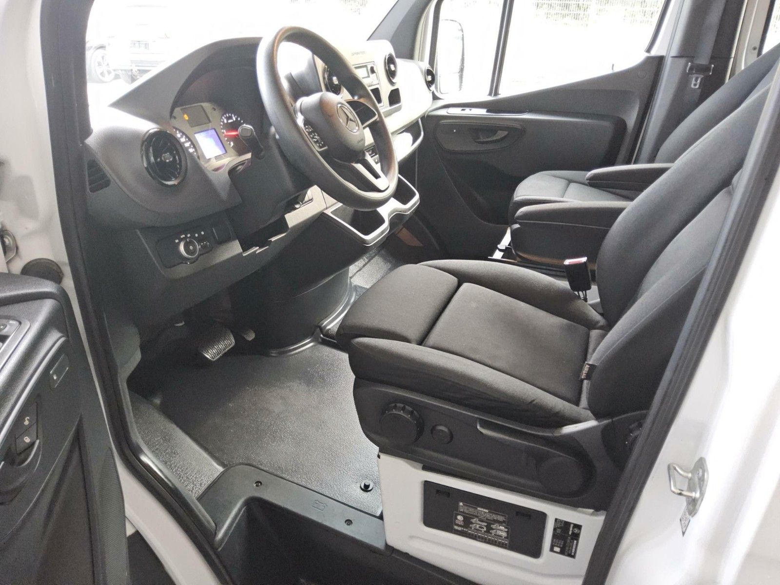 Fahrzeugabbildung Mercedes-Benz Sprinter 215 CDI 9G Pritsche/Plane Klima AHK