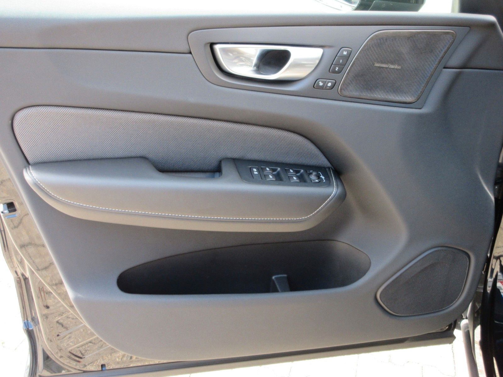 Fahrzeugabbildung Volvo XC 60 B5 Plus Dark AWD