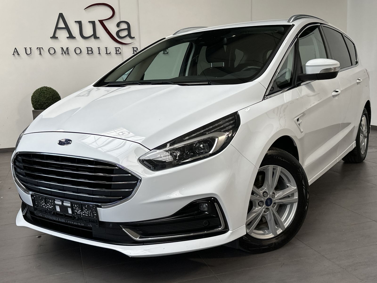 Fahrzeugabbildung Ford S-MAX 2.0 EB Aut. Titanium 7-Sitzer NAV+LED+AHK