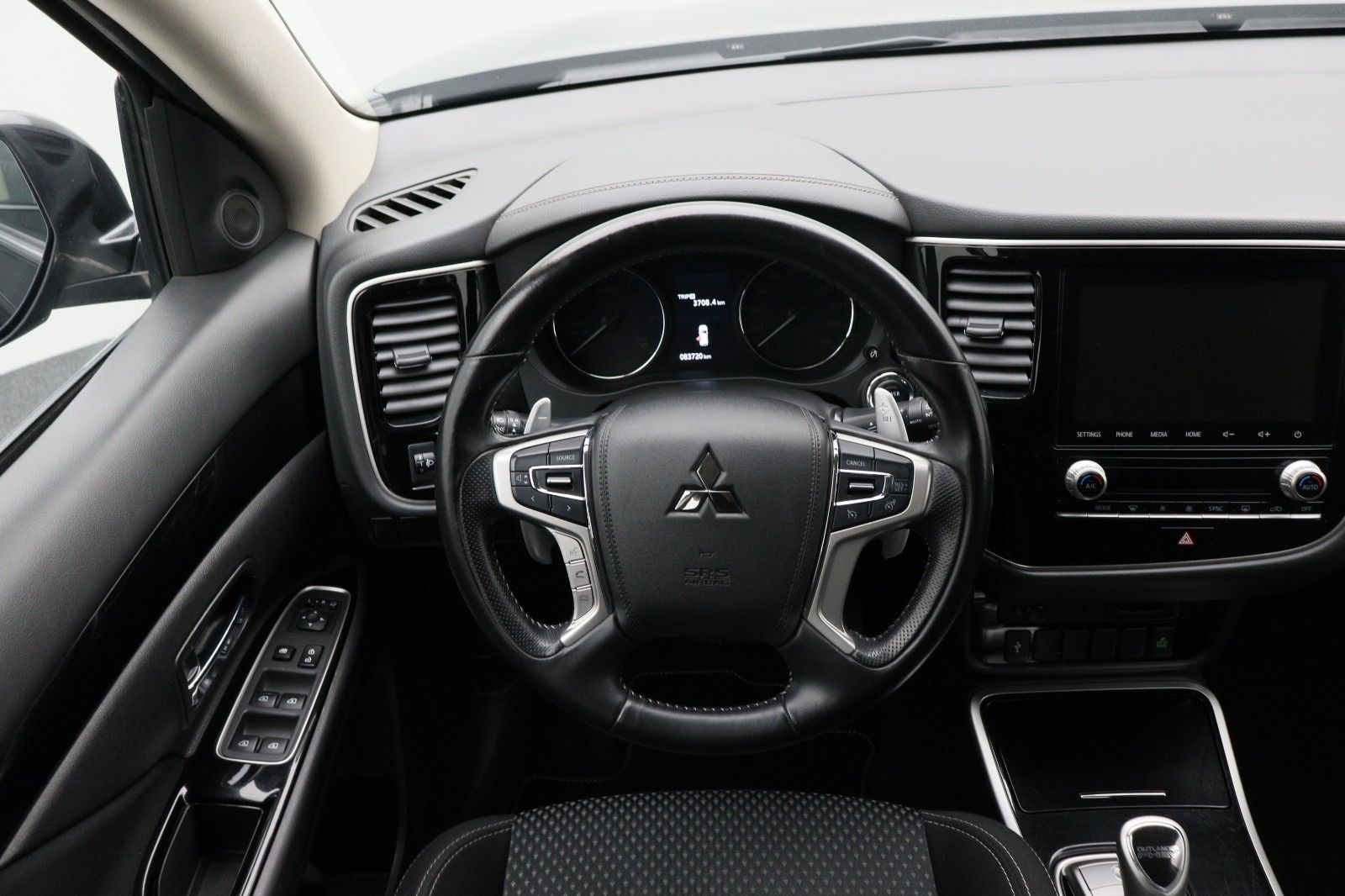 Fahrzeugabbildung Mitsubishi Outlander PHEV 2.4 Basis 4WD 1.Hand