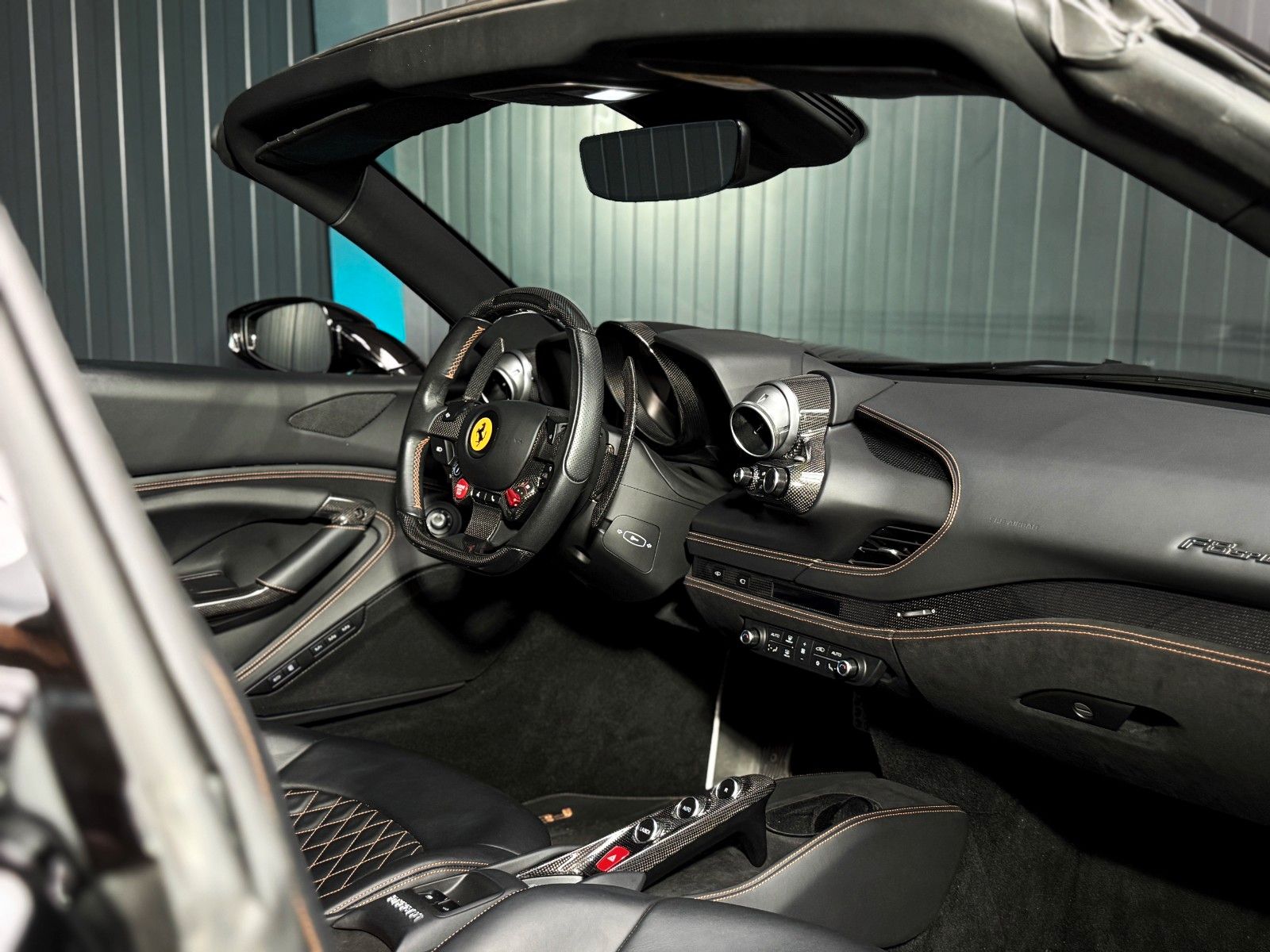 Fahrzeugabbildung Ferrari F8 Spider + Nero Daytona + Carbon + Lift + Garan