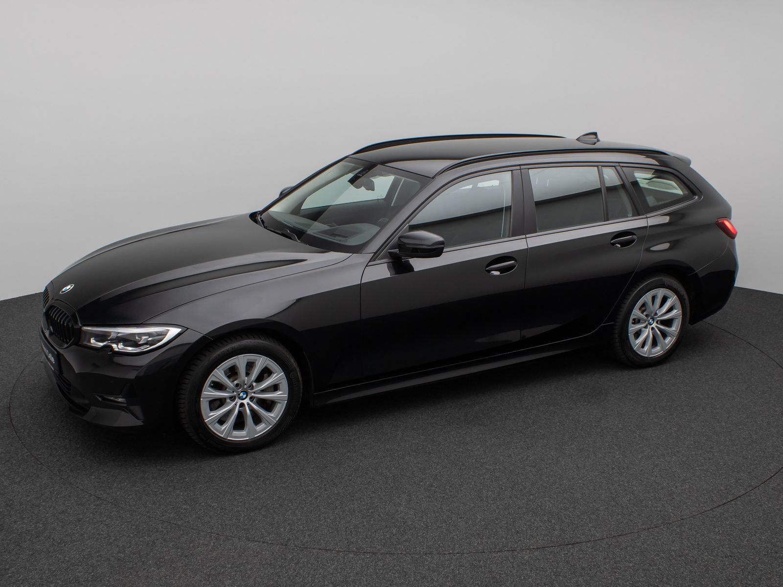 Fahrzeugabbildung BMW 330i HUD DAB CockPitPro DrivAssist PDC LED Alarm