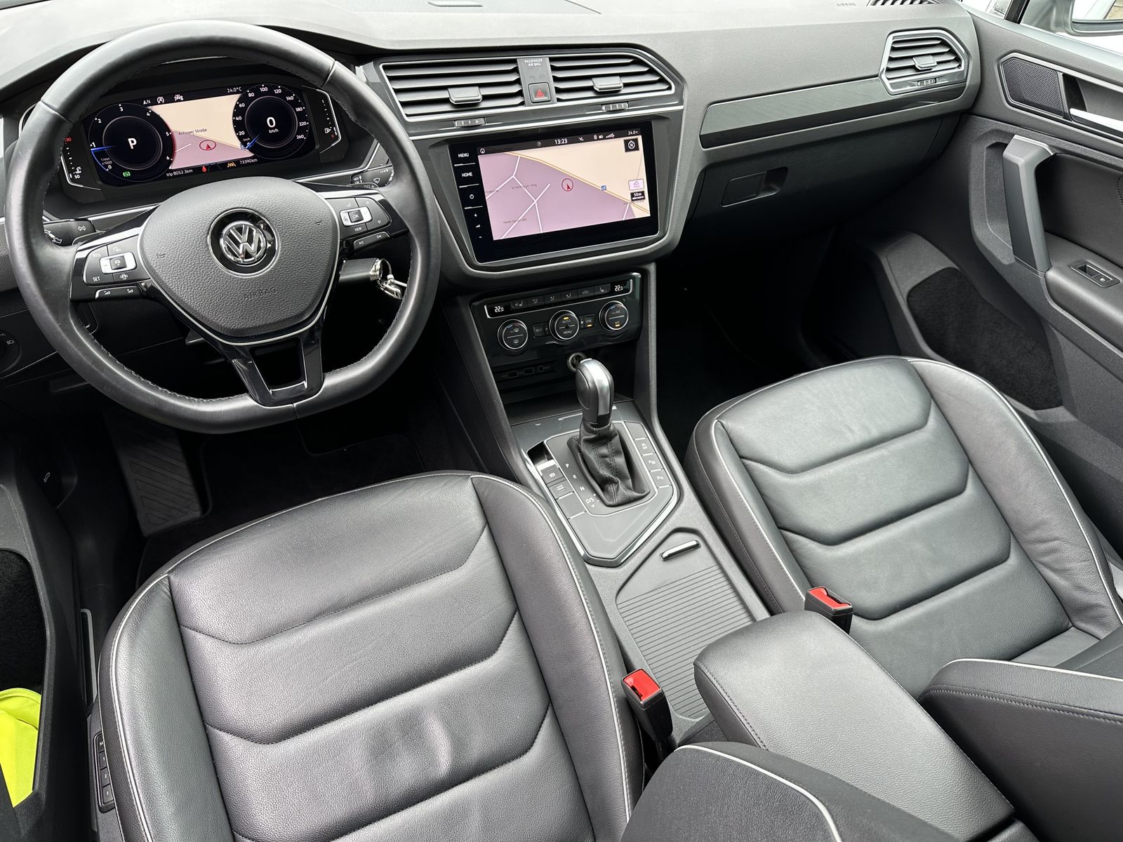 Fahrzeugabbildung Volkswagen Tiguan 2.0 TDI DSG R-Line NAV+LED+PANO+ACC+VCOCK