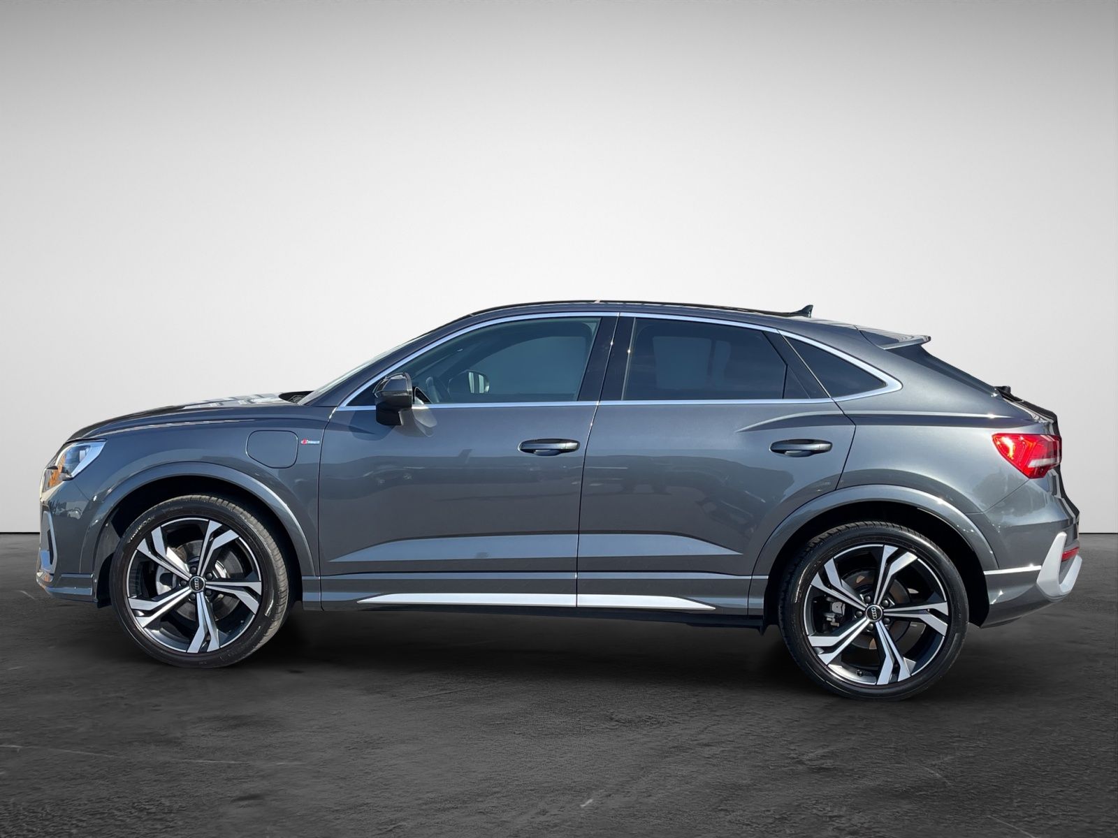 Audi Q3 Sportback 45 TFSI e S tronic S line AHK Navi imagem 3