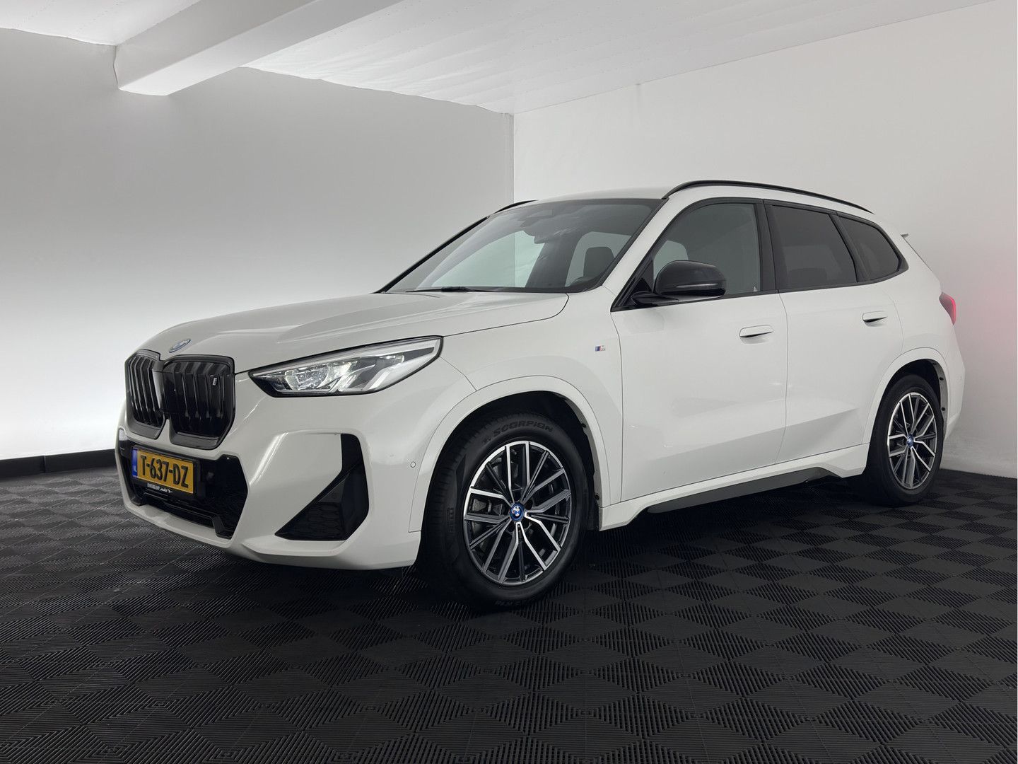 BMW iX1 xDrive30 M-Styling Launch Edition 67 kWh (3- imagem 3