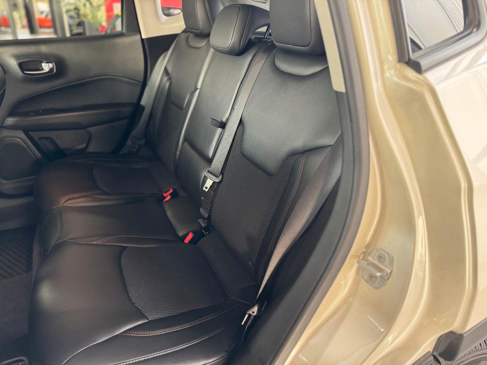 Fahrzeugabbildung Jeep Compass 1.4T Limited 4WD "Pano AHK Winterpaket"