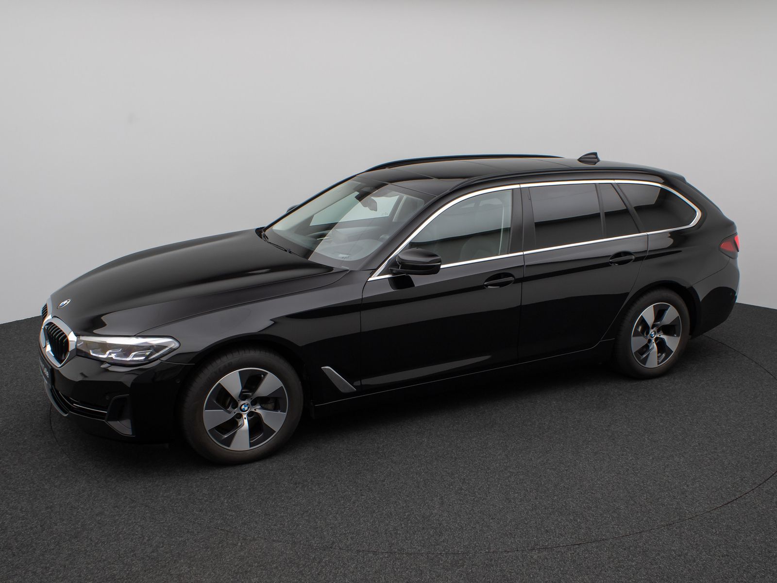 Fahrzeugabbildung BMW 520d xD Panorama Kamera HUD DAB H/K AHK Leder