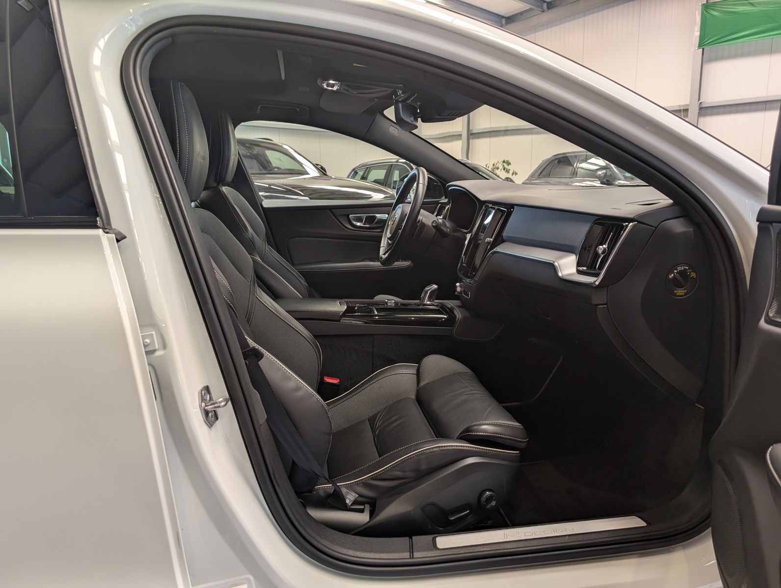 Fahrzeugabbildung Volvo V60 T8 R-Design AWD H/K Cam HUD StHz Pano AHK