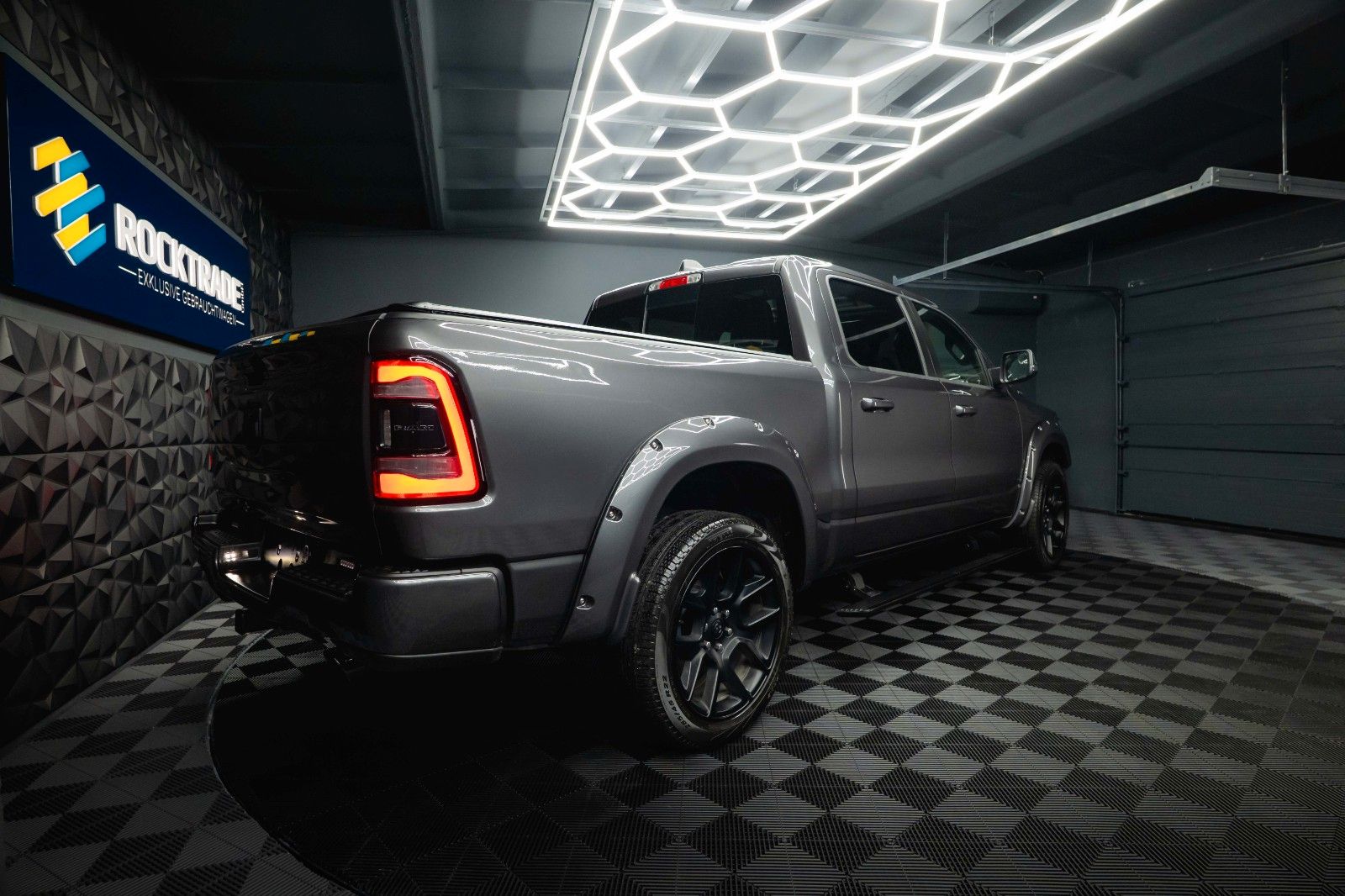 Fahrzeugabbildung Dodge RAM 5.7 V8 HEMI 4x4 Sport Night *Pano*22 Zoll*