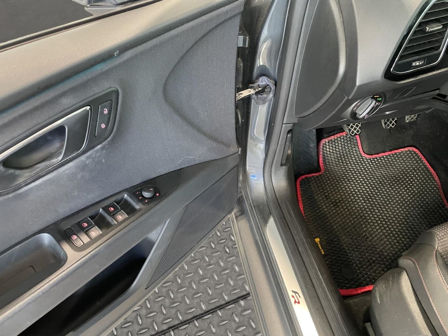Fahrzeugabbildung SEAT Leon FR PANORAMADACH PDC Navi Tempomat