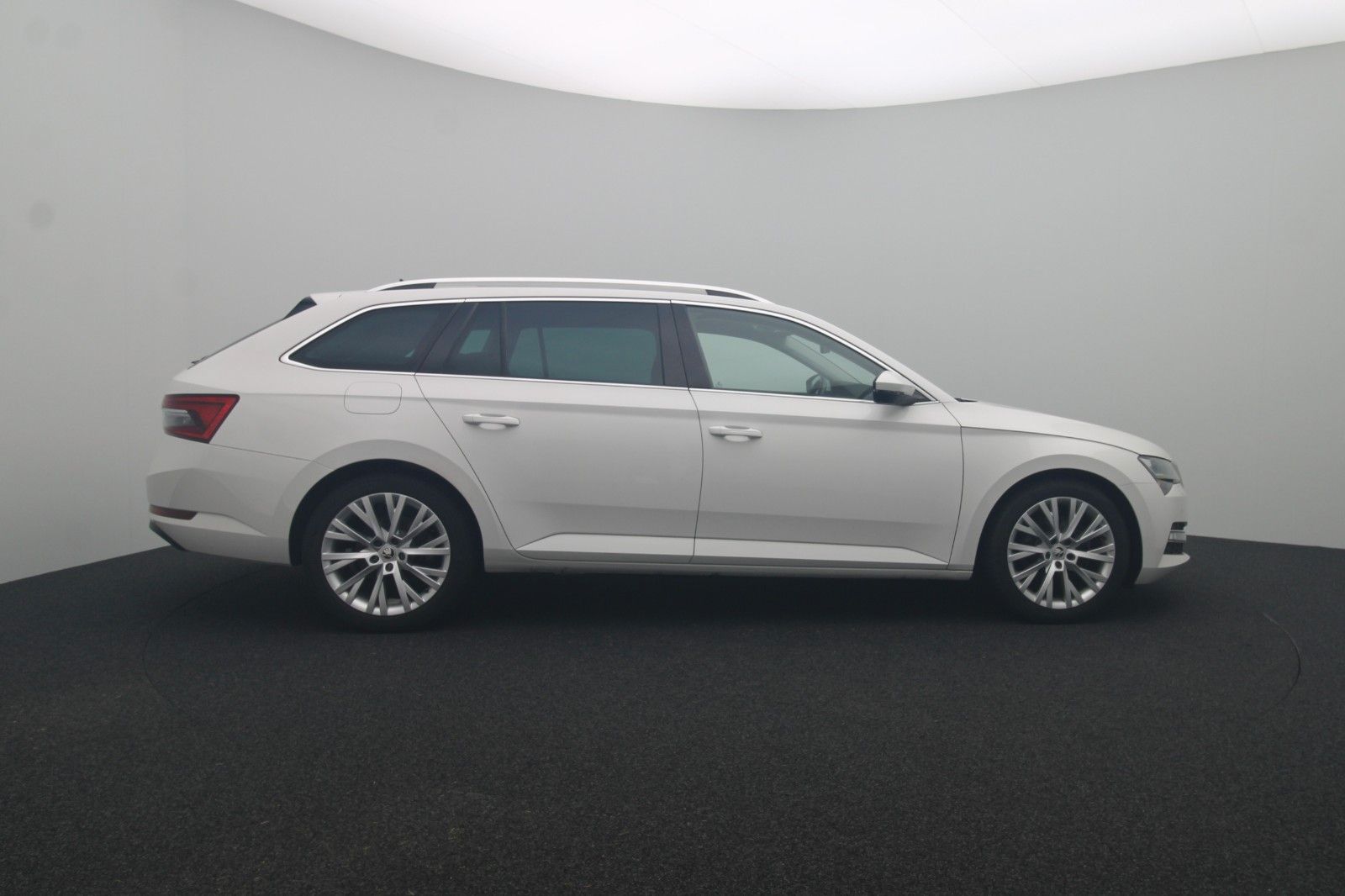 Fahrzeugabbildung SKODA Superb Combi Premium Edition 4x4 LED Panorama