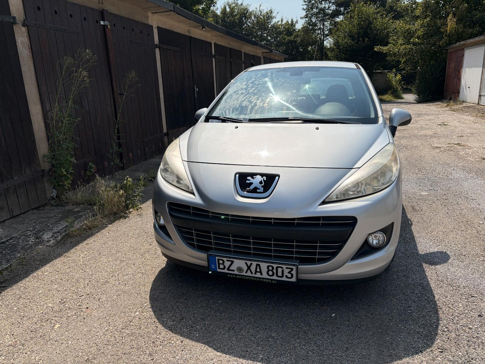 Peugeot 207 2011 — салон